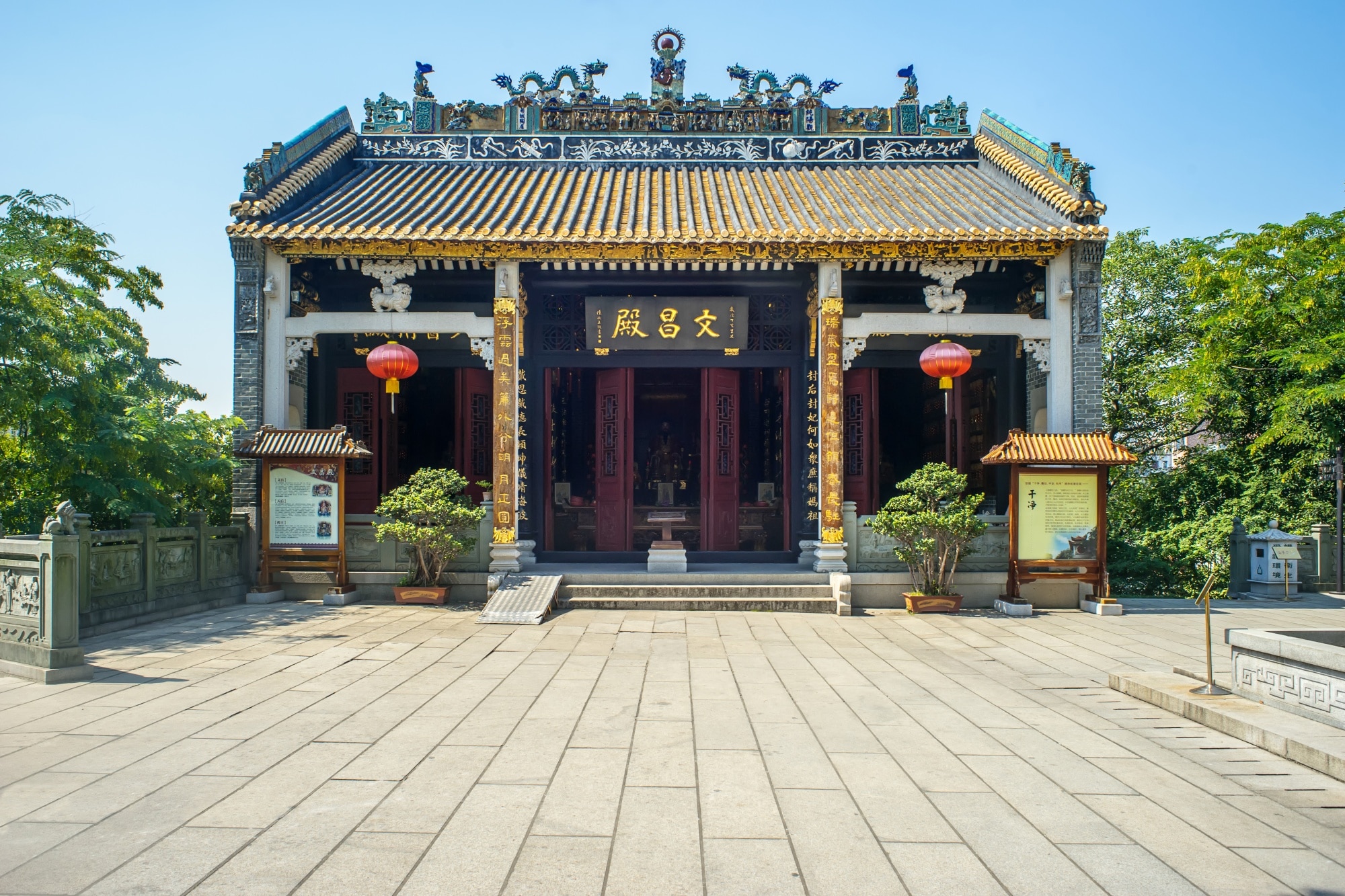 chinese-temple-sunny-day_1137-269